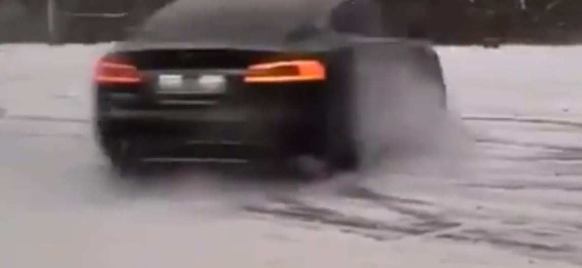 Így pörög egy Tesla a hóban