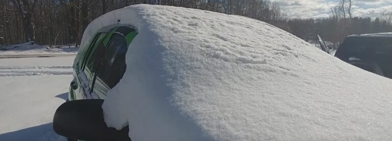 Így szedd le a sok havat pikk-pakk az autódról! De csak ha utálod a szomszédokat…