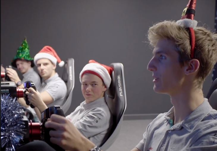 Karácsonyi dalolászás a Mercedesnél