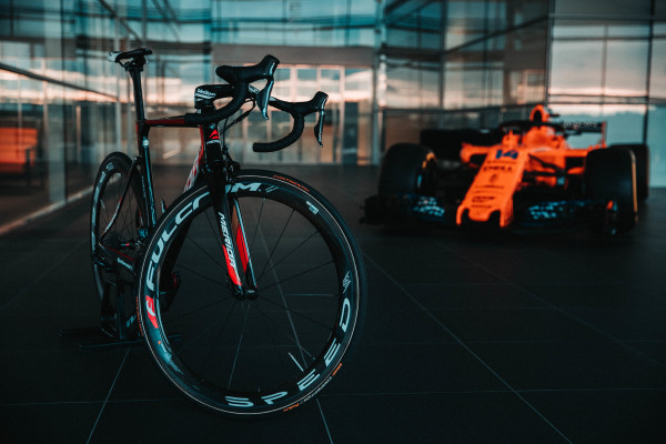 Profi kerékpárcsapat partnere lett a McLaren