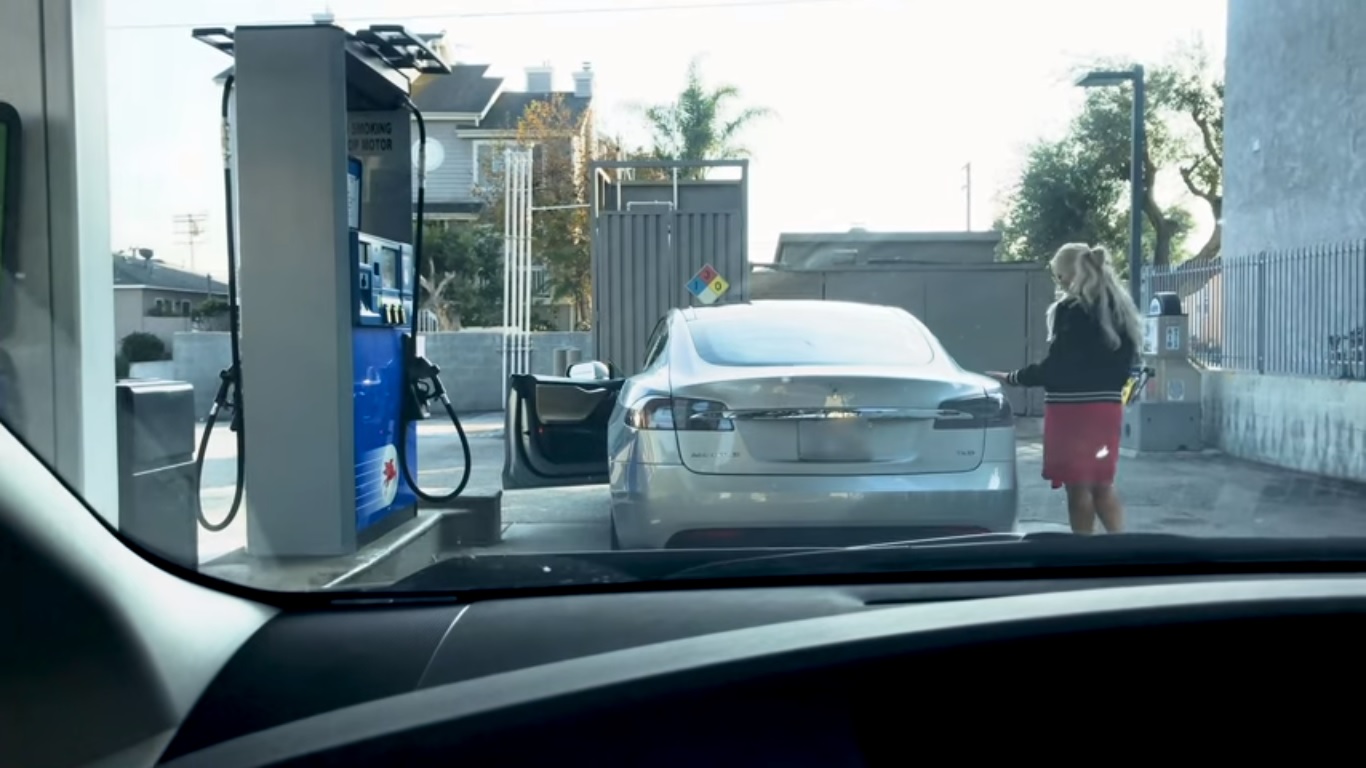 Szőke nő, Tesla, benzinkút – ebből mi lesz?