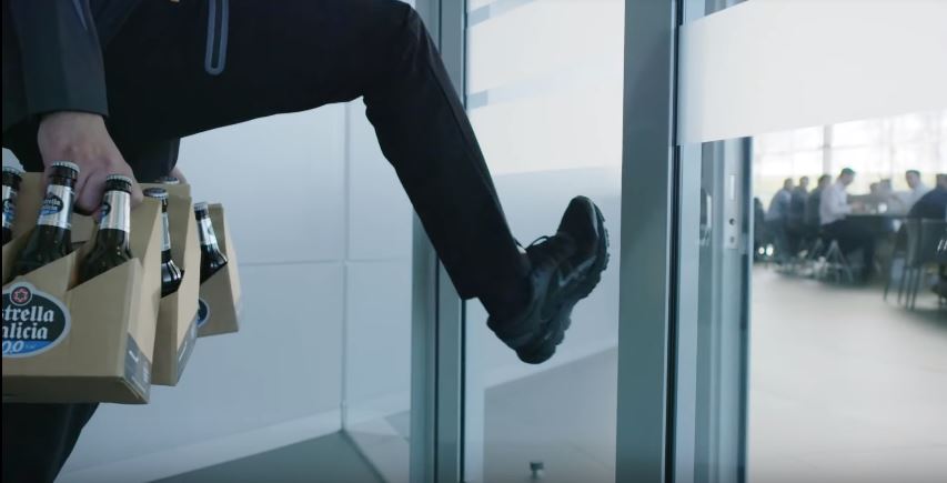 Sainz sörrel vágódik be az új munkatársaknál