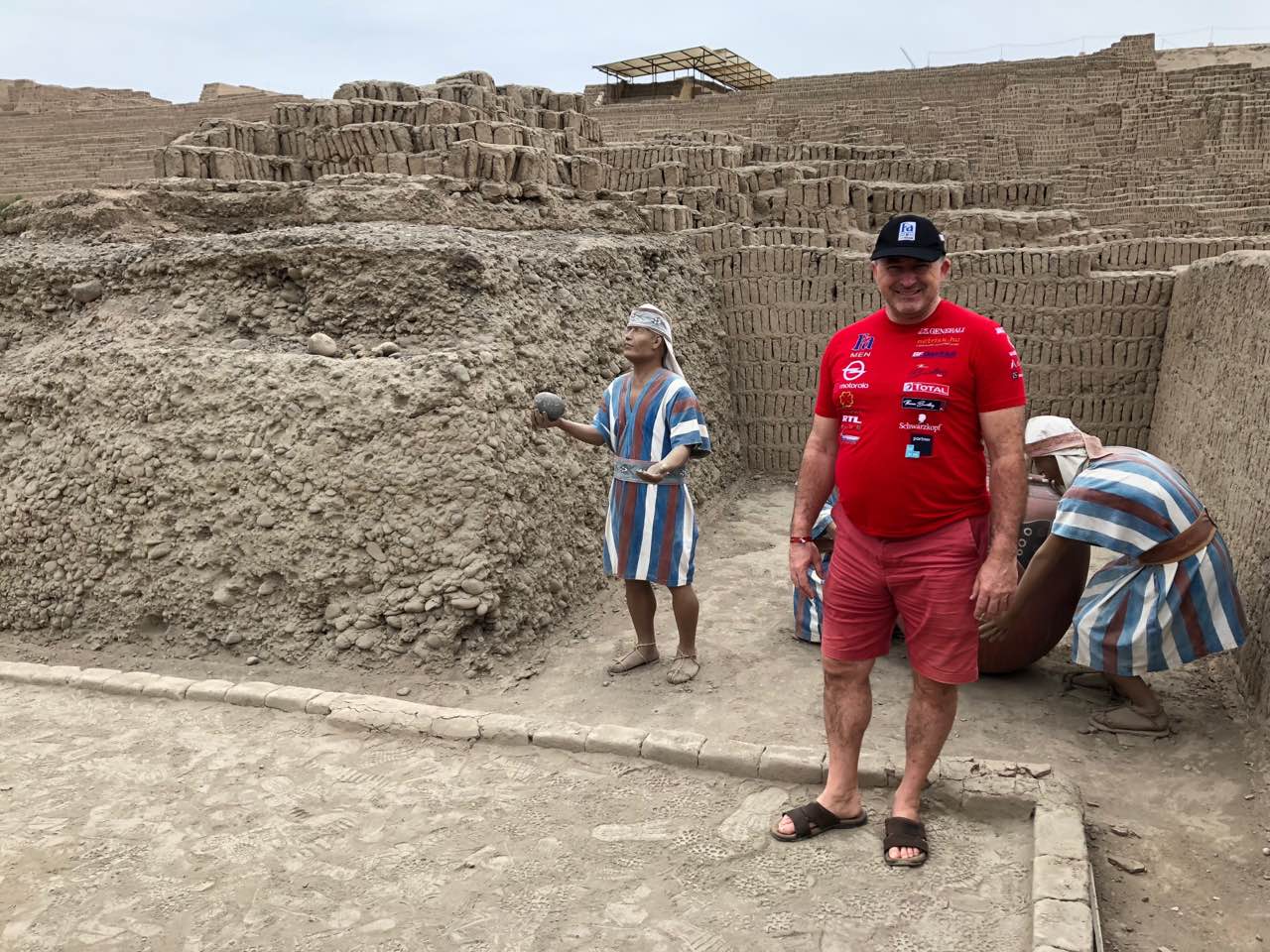 Agyagpiramis, bárzongora, ünnepélyes rajt