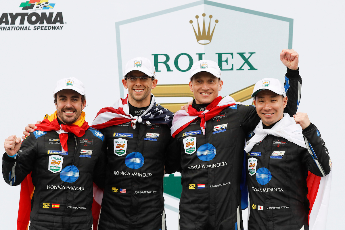 Az Alonsóval közös sikert elérő pilóta újra elindul Michael Jordan csapatában