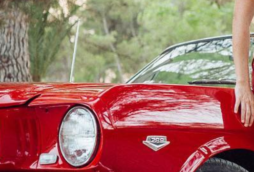 Rosbergné egy vörös Mustanggal pózol