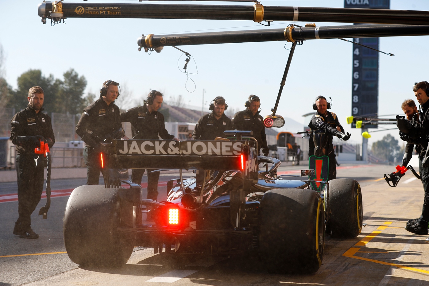 Extra kerékcsere-gyakorlatokat végzett a Haas télen