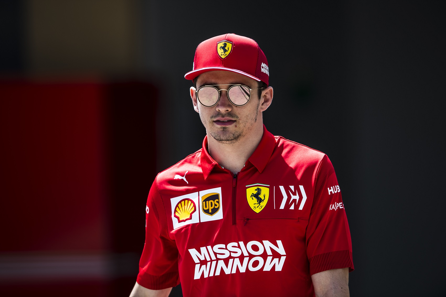 Charles Leclerc egy defekt miatt ragadt az autópályán!
