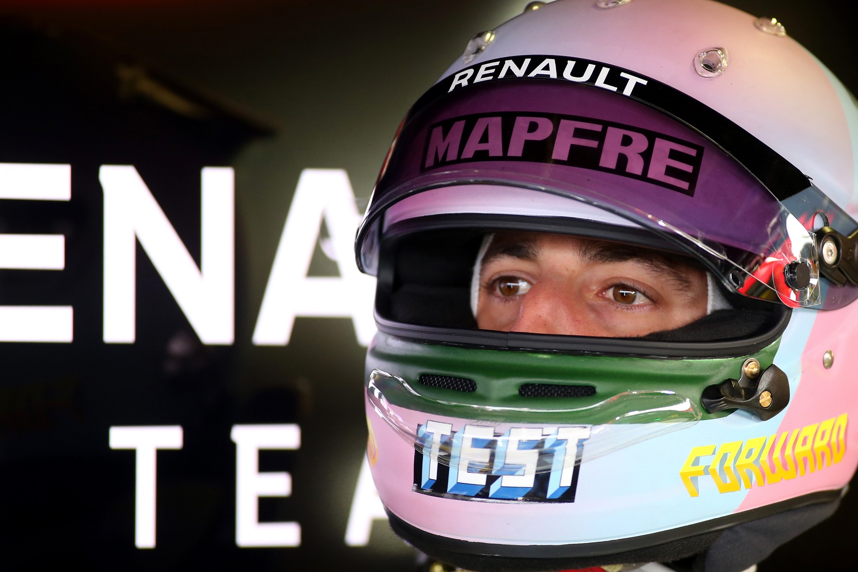 Szó szerint teszt-sisakja volt Ricciardónak a teszteken