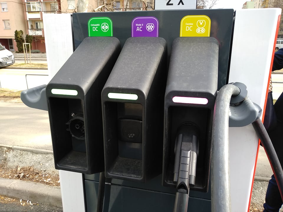 Mi kell ahhoz, hogy az EON kistelepülésekre is telepítsen töltőállomást?