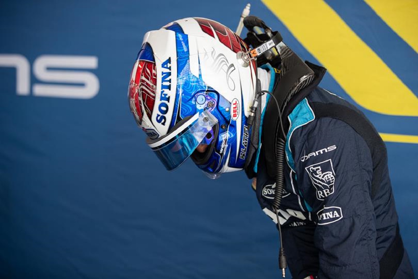 Nicholas Latifi nyerte a káoszba fulladt sprintversenyt Bakuban