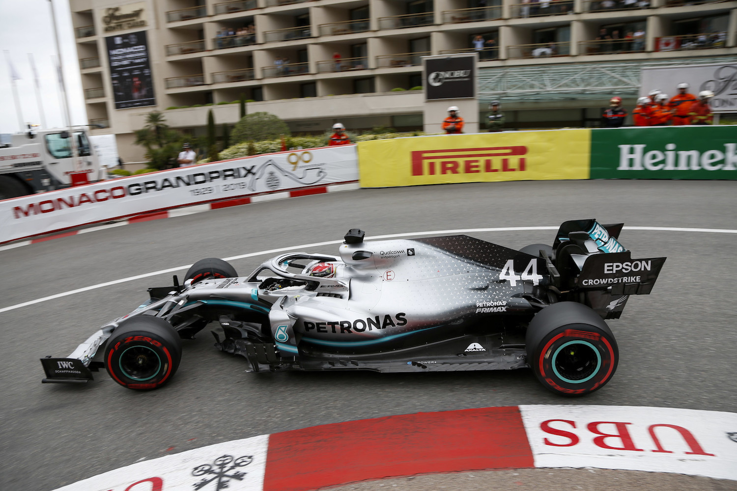 Hamiltoné a pole Monacóban, nagyot hibázott a Ferrari