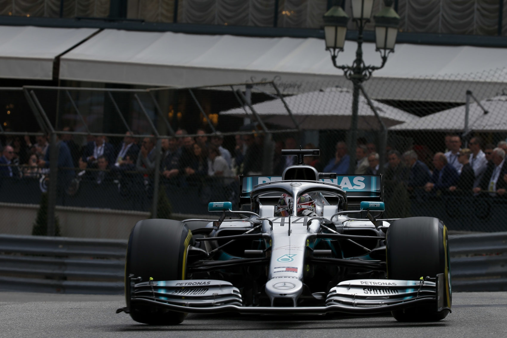 Pirosra festett glóriával is tiszteleg Lauda előtt a Mercedes