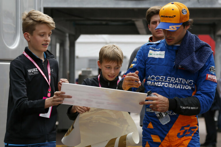 Három helyes rajtbüntetés kapott Sainz