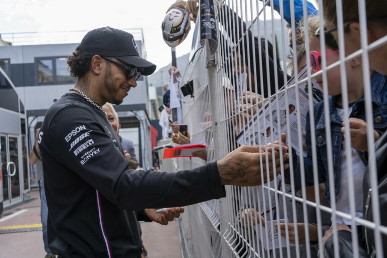 Hamilton volt a leggyorsabb az első edzésen Monacóban, a fekete zászló is előkerült