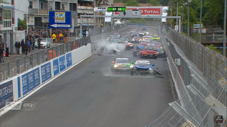 Hatalmas baleset történt az FFSA GT paui versenyének rajta után!