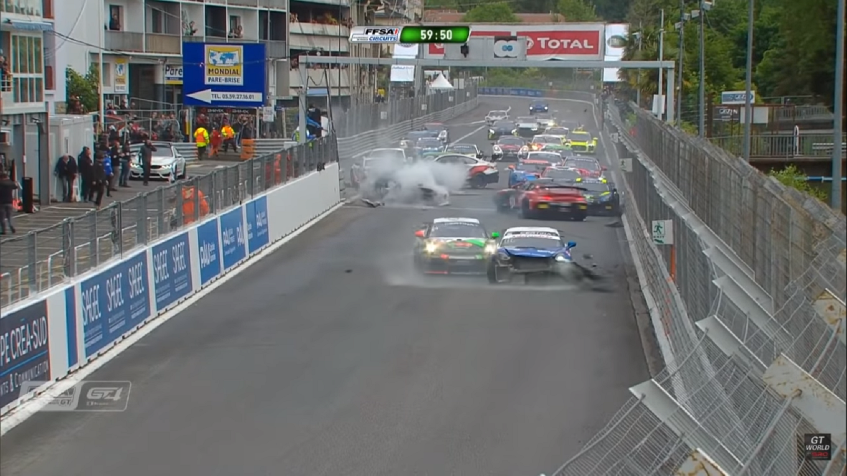 Hatalmas baleset történt az FFSA GT paui versenyének rajta után!