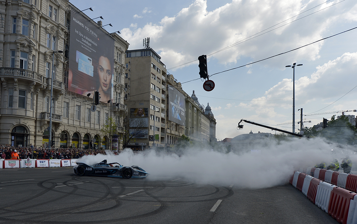 Formula E versenyautó Budapest belvárosában