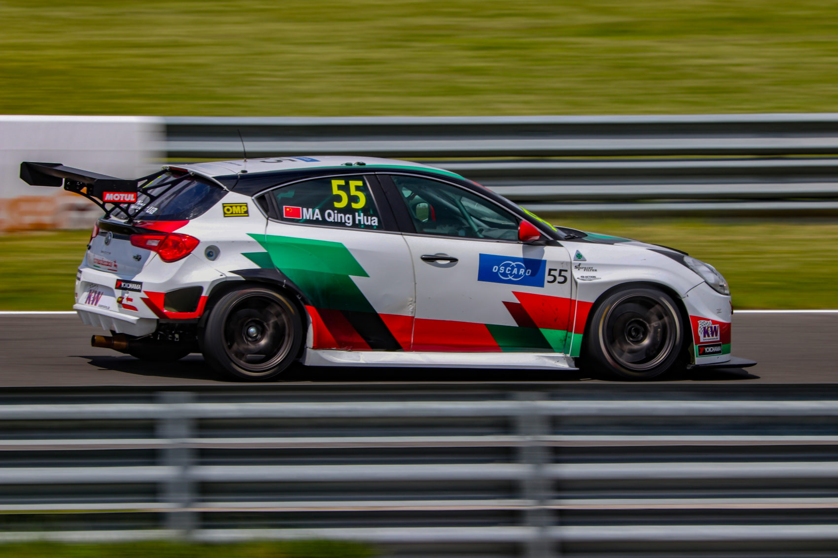 Alfa szendvicsben ért be Michelisz Norbi a harmadik szlovák futamon!