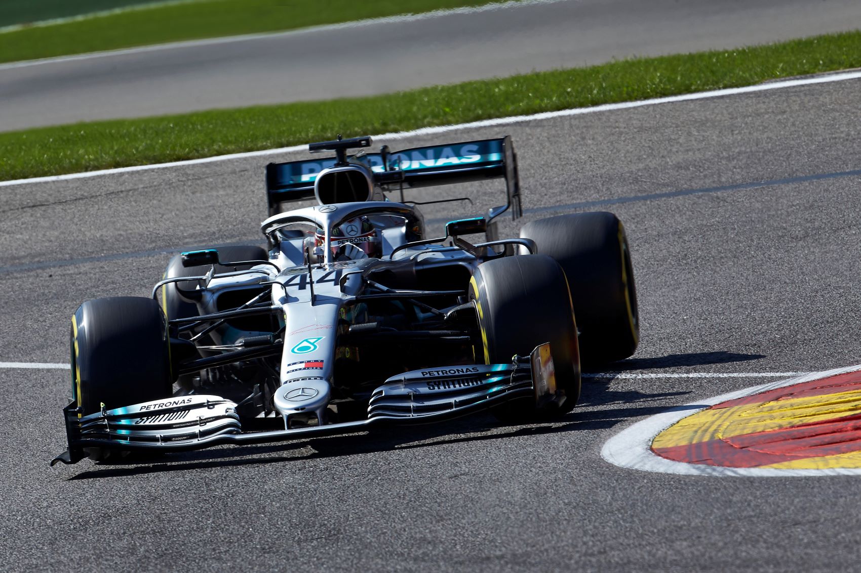 Hamilton: A Ferrarik egy másodperccel gyorsabbak nálunk az egyenesekben