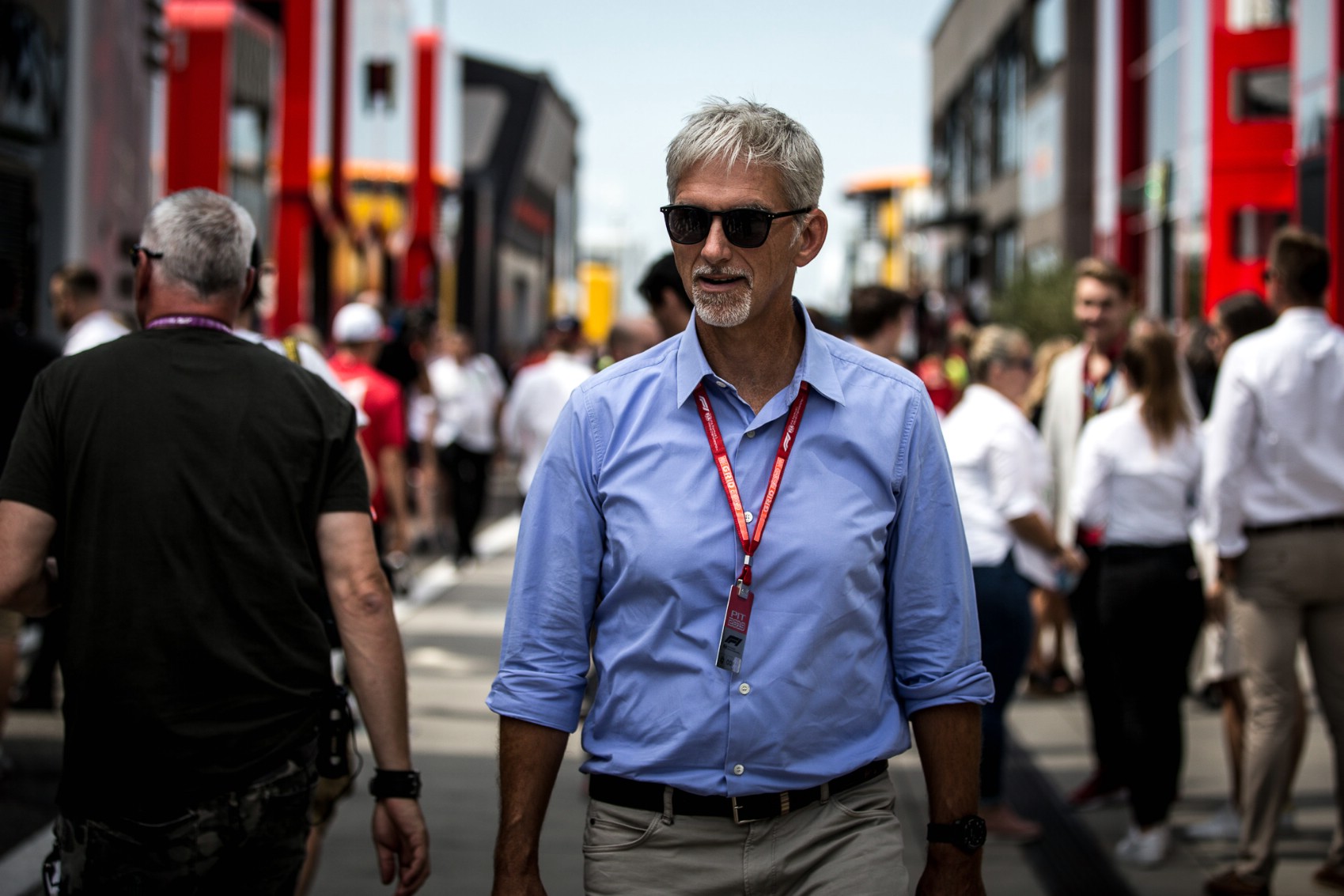 Damon Hill Instagramon gitározik az F1 rajongóknak
