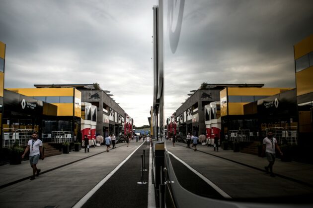 paddock, f1, futam