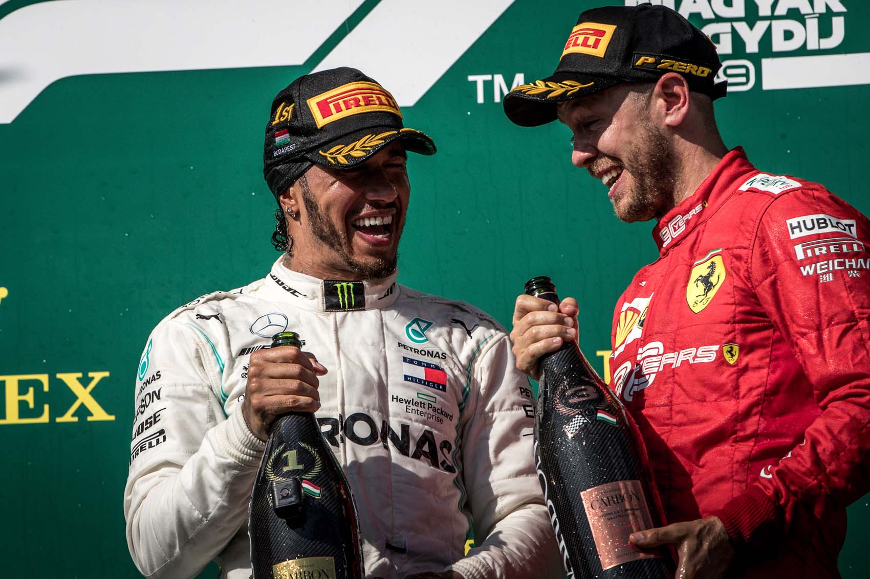 Hamilton és Vettel is hajlandó a bérük egy részéről lemondani