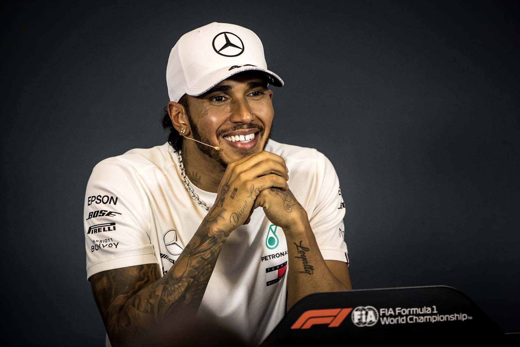 Hamilton indította el a róla szóló pletykákat?