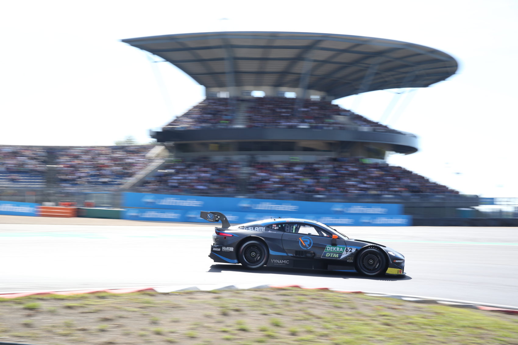 Habsburg diktálta a tempót az Aston Martinok között a Nürburgringen