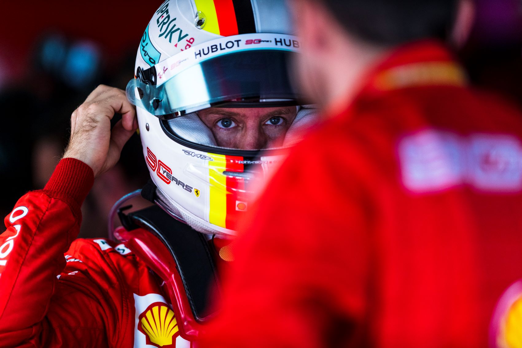 Vettel nem rajong a jelenlegi motorokért azért látná szívesen a V12-eseket