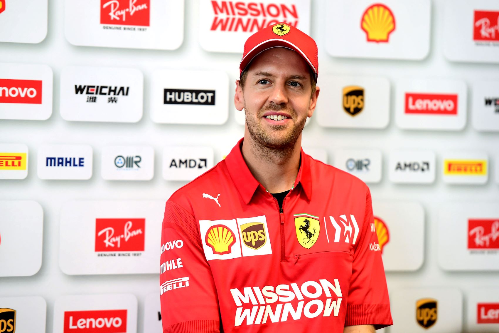 Vettel szerint a pályán kell válaszolniuk a kritikákra