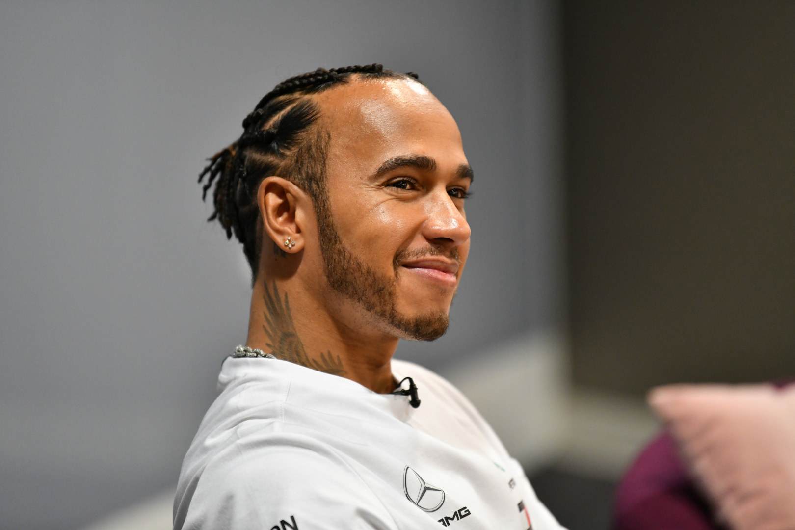 Lewis Hamilton háborút tervez a szomszédja ellen!