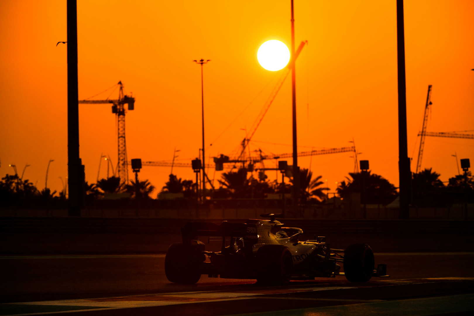 Russell végzett az élen az idei utolsó tesztnapon