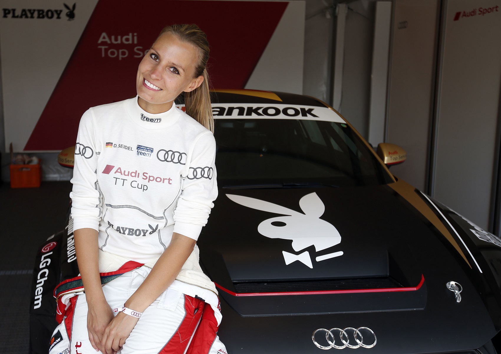 Hogyan várja a versenyszezont a Playmate-ből lett versenyzőnő?