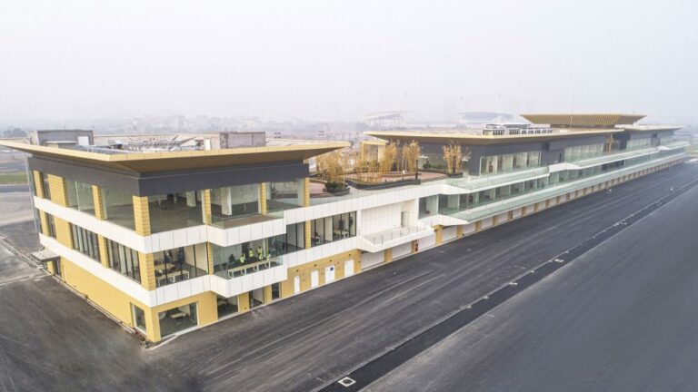 A Forma-1-es csapatok folyamatosan figyelik a vietnami eseményeket