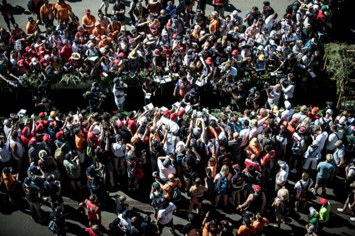 fans, rajongók, autogram osztás, puzzle