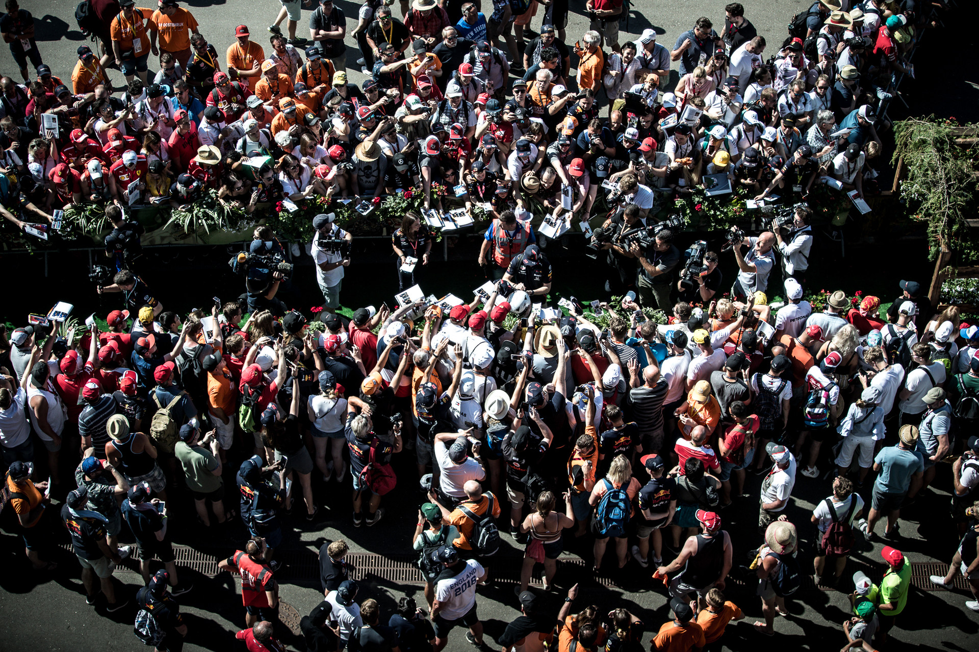 fans, rajongók, autogram osztás, puzzle