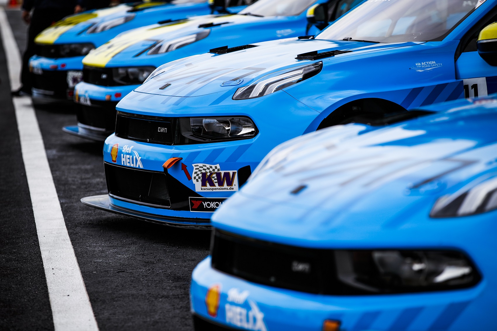 Lynk & Co. már nem csak gyári autó: most három újságírót is indítanak