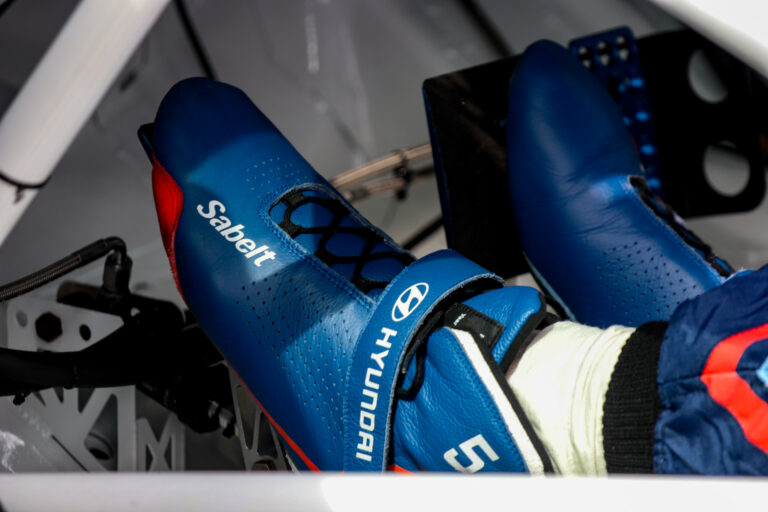 Michelisz Norbi, Hyunadi, cipő, puzzle