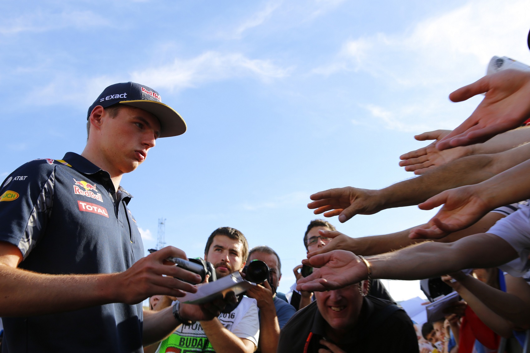 Puzzle: Verstappen autogramot oszt a Hungaroringen