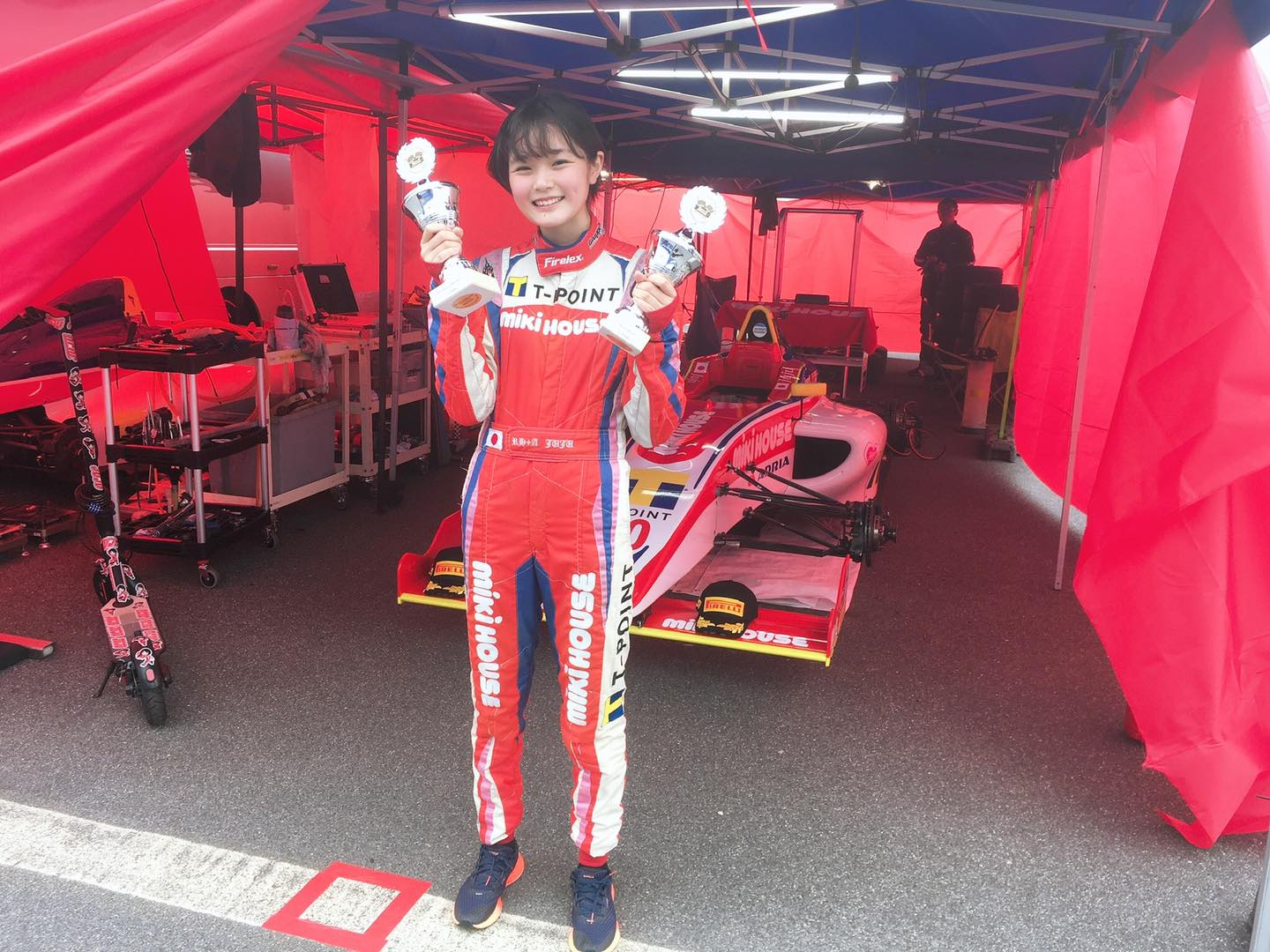 Győzelemmel debütált Európában az ex-F1-es versenyző 14 éves lánya!