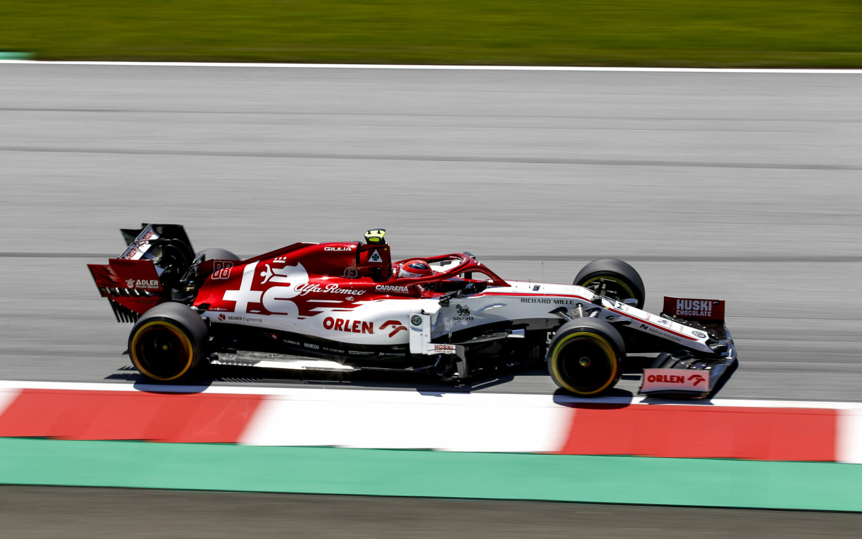 Két Forma-1-es jármű versenyzett Varsóban, de csak az egyik volt autó!