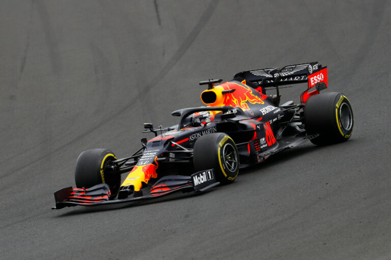 Verstappen nyugodt volt, miközben az összetört autóját szerelték