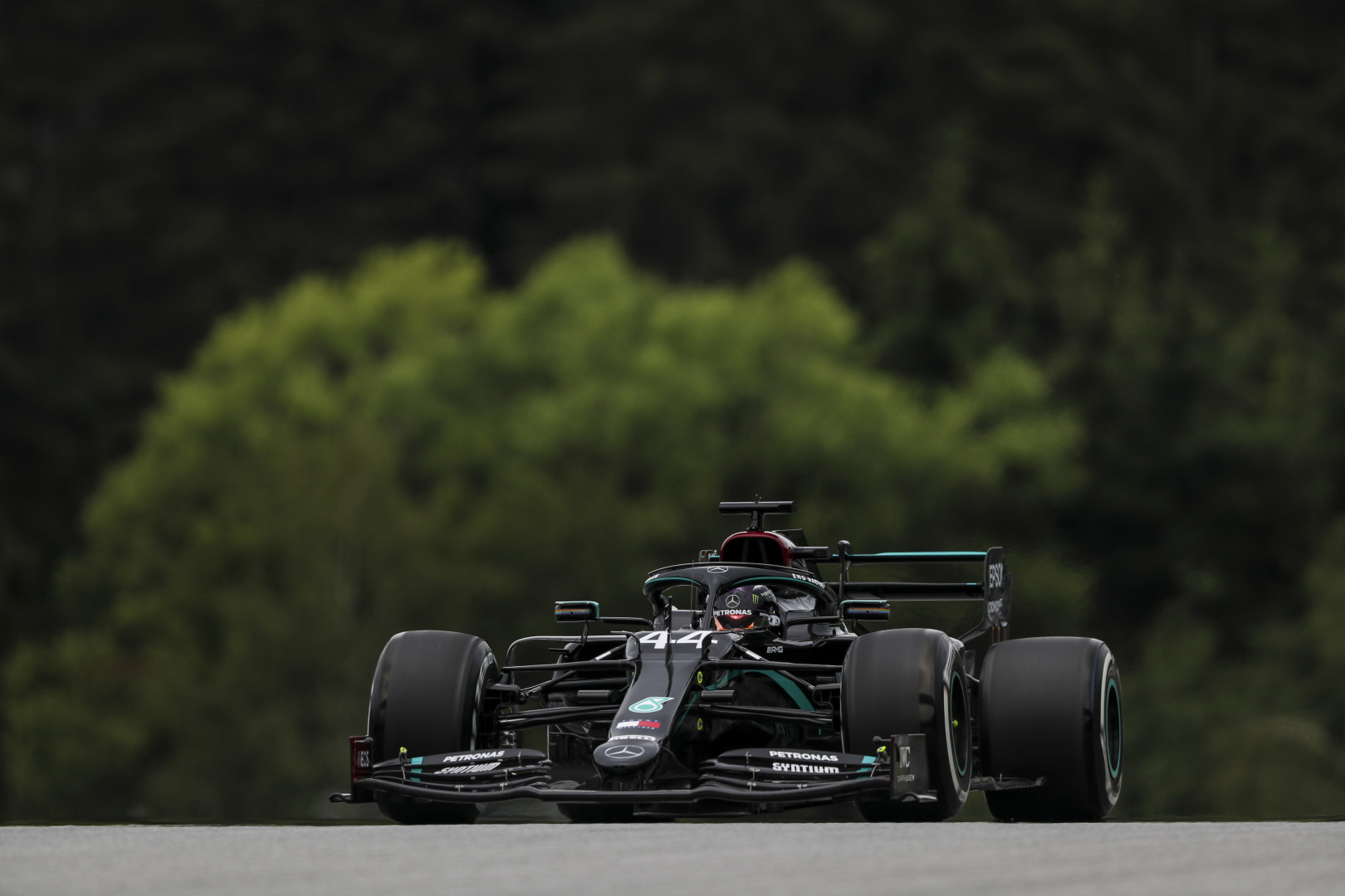 Hamilton az élen a 2020-as szezon első szabadedzésén!