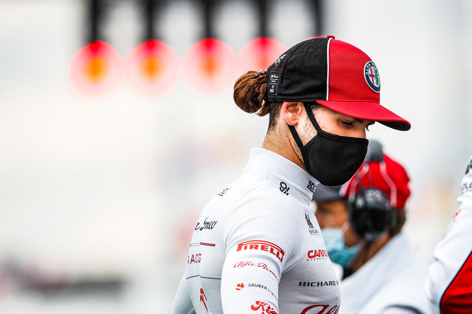 Groteszk kapkodás előzte meg a versenyzők himnusz-hallgatását