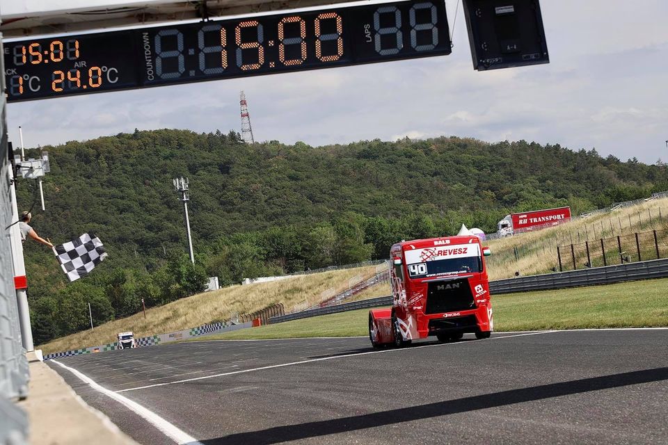 Első rajthellyel és futamgyőzelemmel nyitott Kiss Norbert!