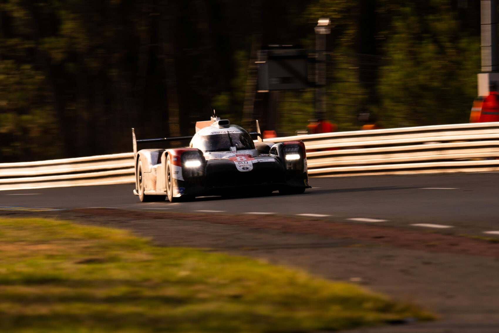 Zsinórban harmadszor a 8-as Toyota nyerte a Le Mans-i 24 órást
