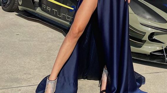 Nő vs. lóerő: 600 lovas autó mellett pózol Ocon barátnője