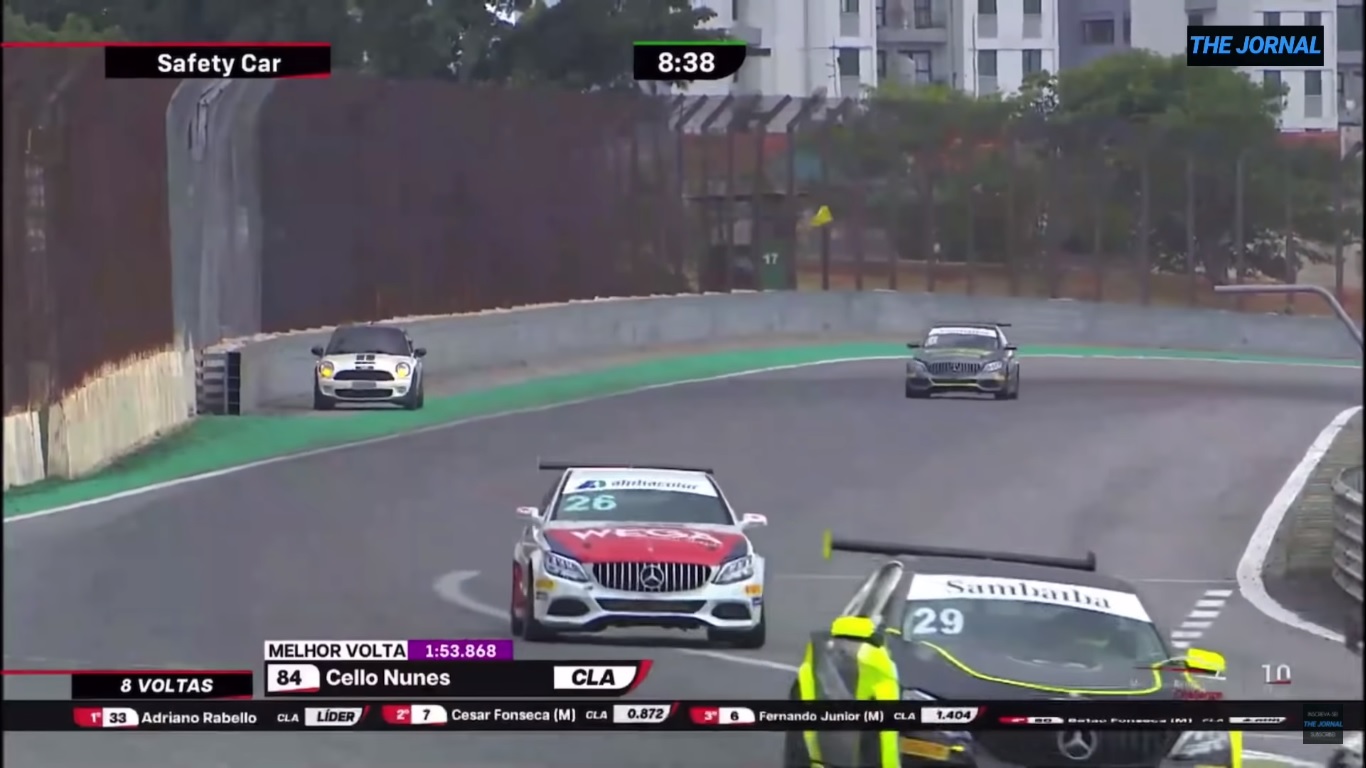 Véletlenül felkeveredett egy MINI Cooper GT verseny közben a pályára!