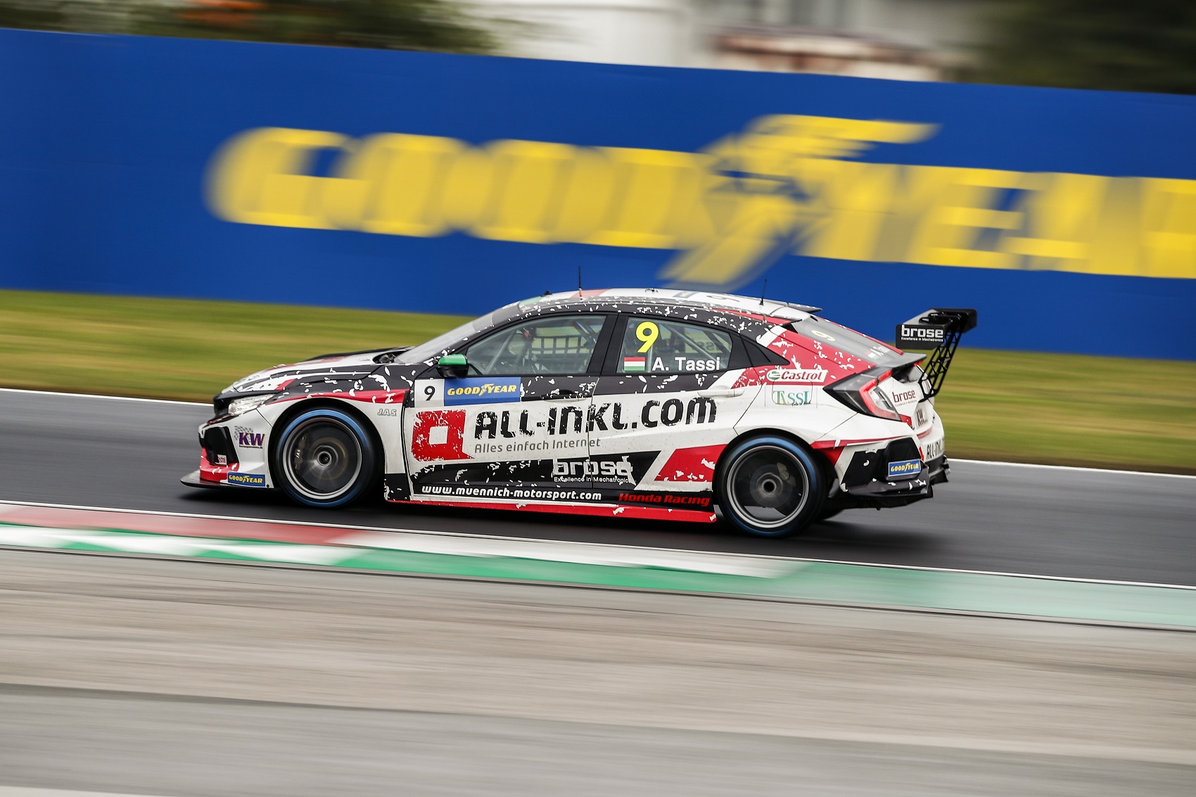 Tassi 5., Guerrieri nyerte a WTCR első futamát a Hungaroringen