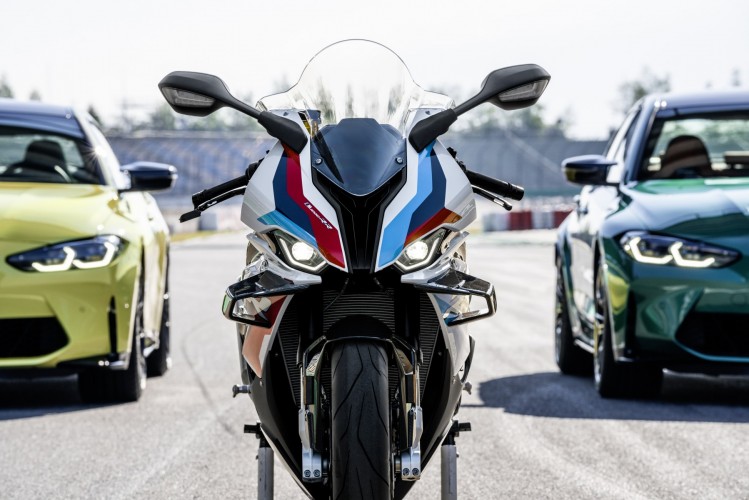 Hamisítatlan versenyteljesítmény közúton és versenypályán egyaránt: a BMW M 1000 RR motor Dunlop SportSmart TT abroncsokon fut